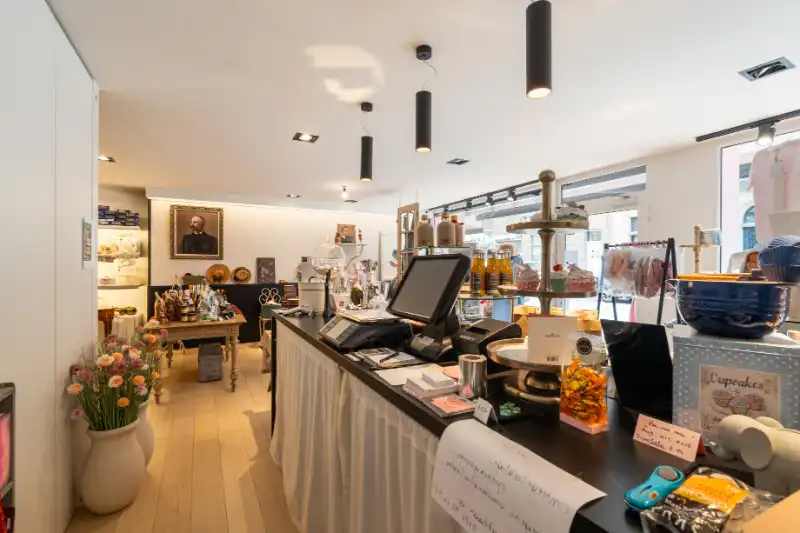 Roeselare-stadskern. Uitstekend gelegen handelspand voor winkel | praktijk | kantoor met 120m2 ruimte + aanpalende garage. Instapklaar en vernieuwd. foto 5