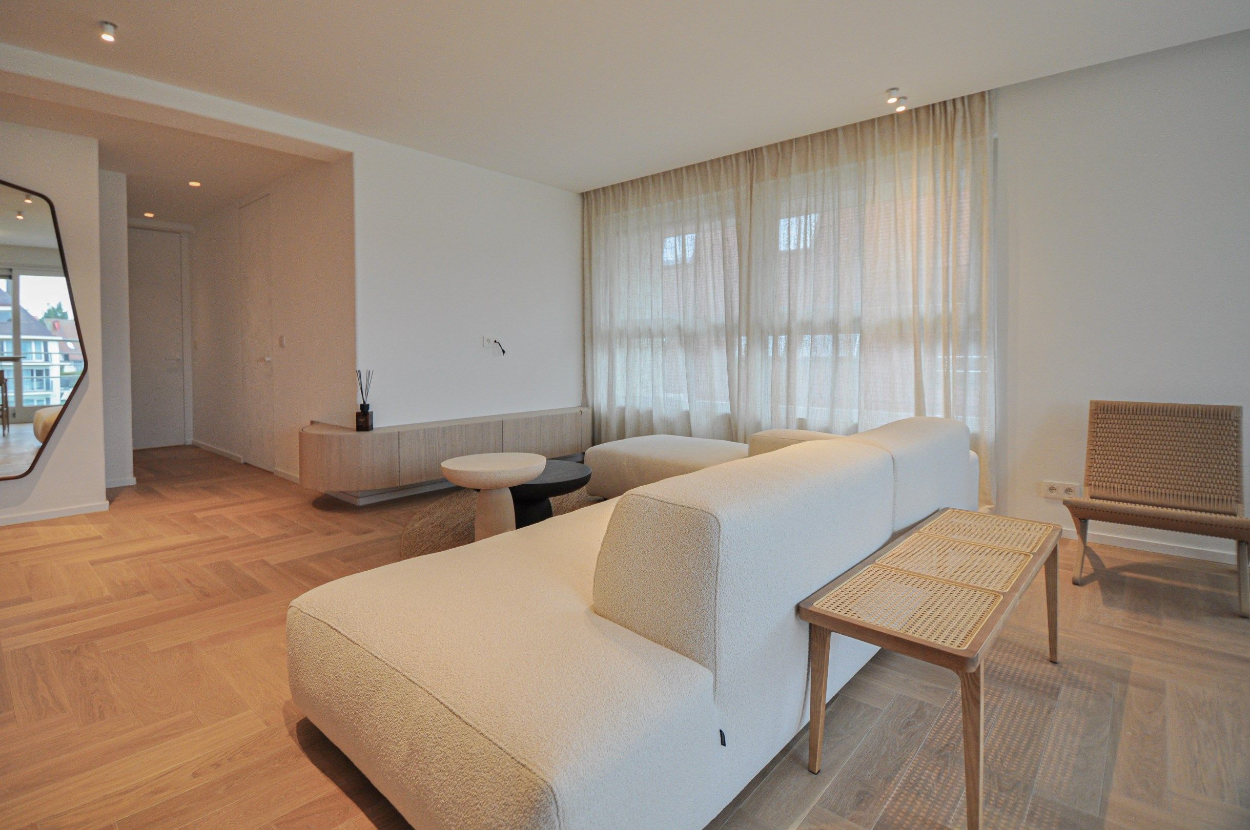 Lichtrijk volledig gerenoveerd appartement met een prachtig open zicht gelegen in een standingvolle villaresidentie. foto 4