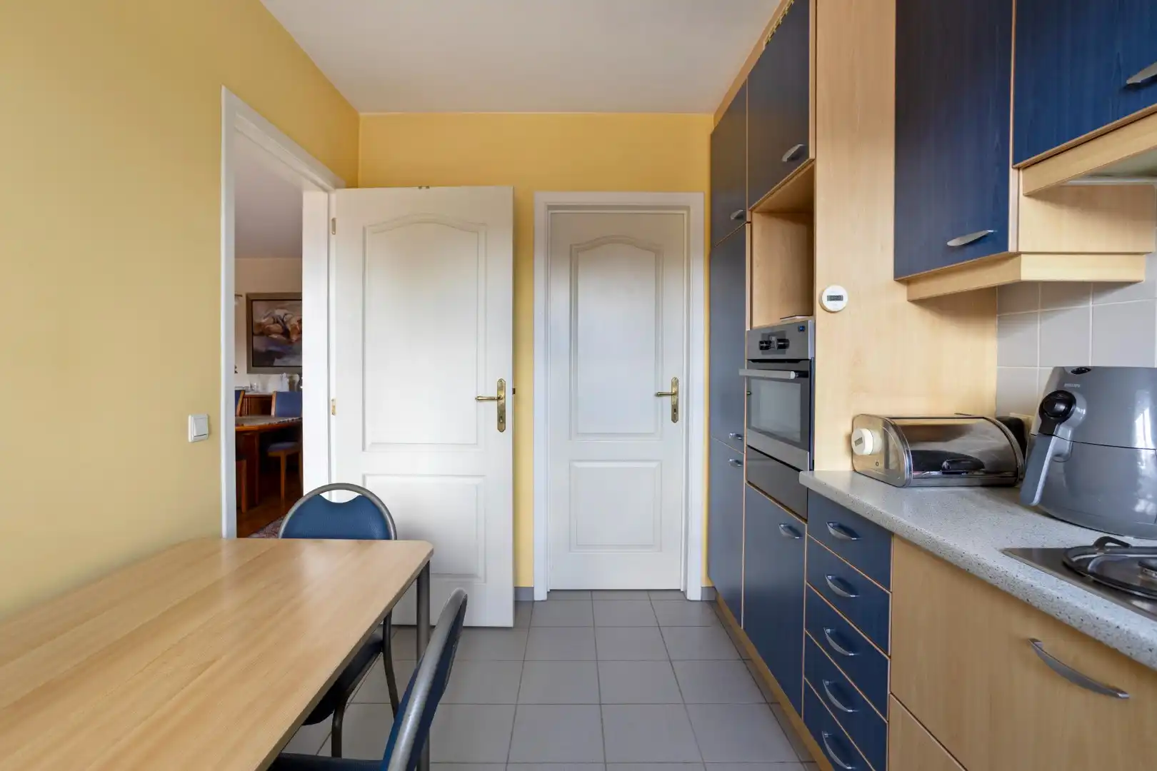 Ruim en goed onderhouden 2 slpk appartement met terras en garage foto 9