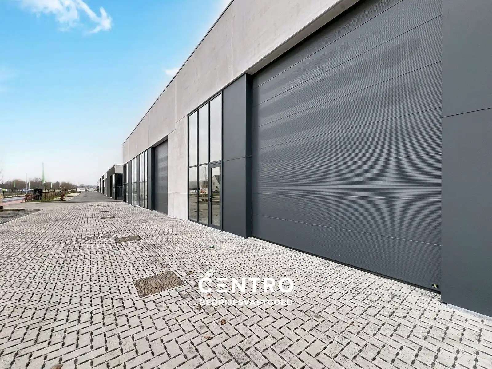 NB-magazijn van ± 275 m² (incl. 2 parkeerplaatsen!) en moderne glaspartij in driehoek TIELT-DEINZE-WAREGEM ! foto {{pictureIndex}}