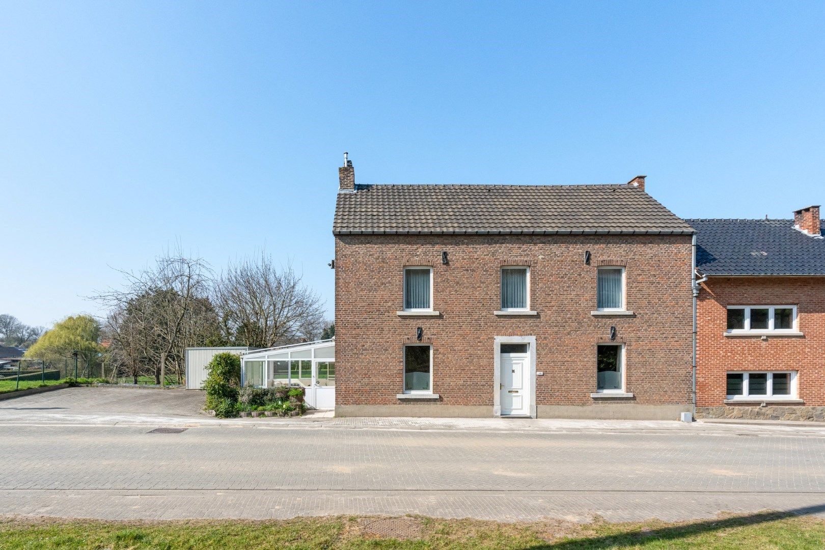 Degelijke te renoveren woning met stalling op 6a70ca in het landelijke Sluizen foto 2