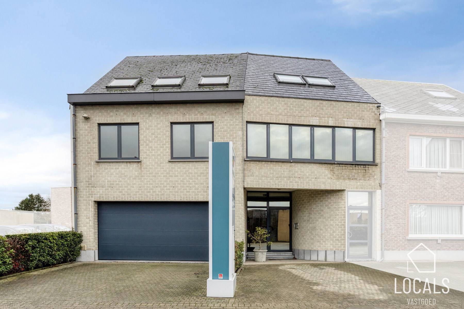 Multifunctioneel kantoorgebouw in centrum Haaltert  foto {{pictureIndex}}