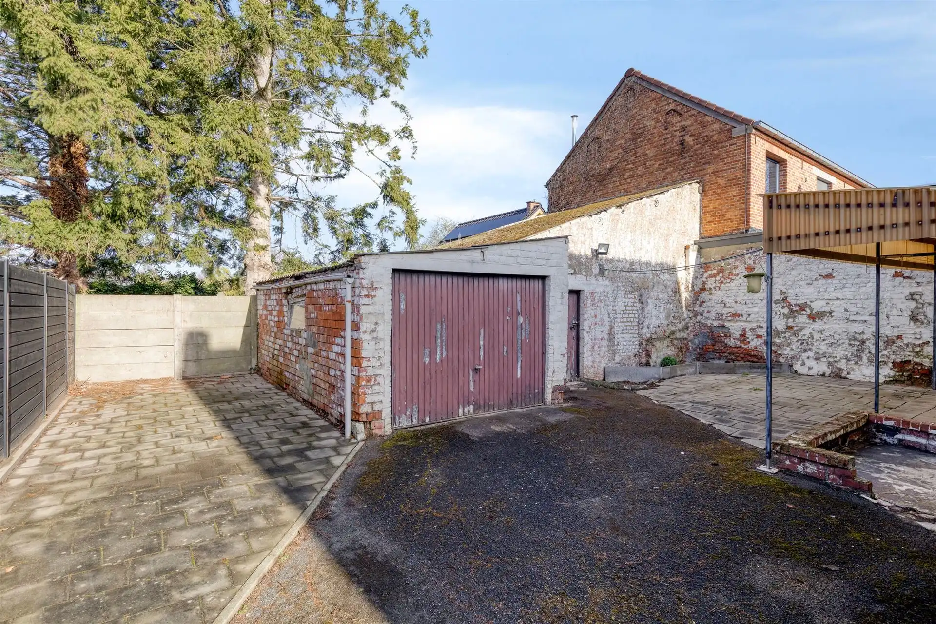 Te renoveren woning met veel potentieel foto 20