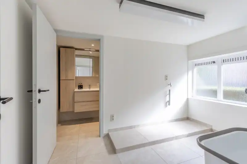 Smaakvol gerenoveerde woning met 3 slaapkamers en garage foto 16