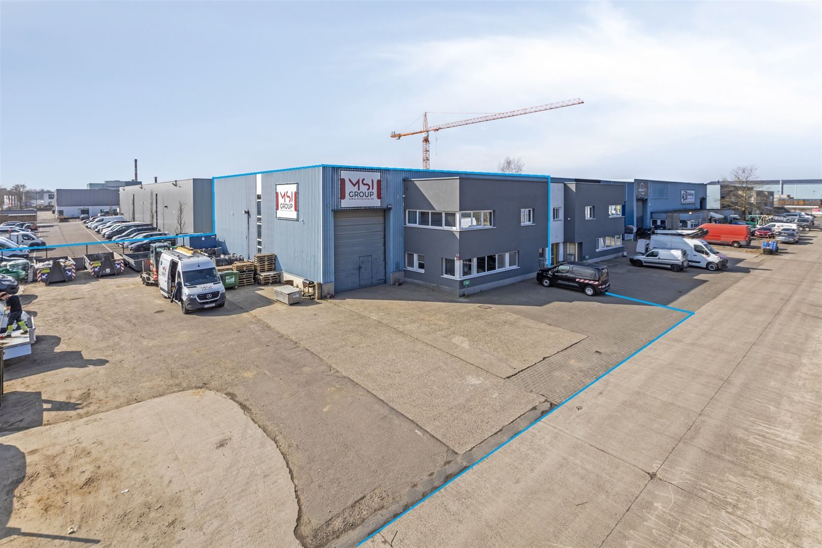 TE HUUR: Bedrijfsgebouw met kantoren te Houthalen! foto {{pictureIndex}}