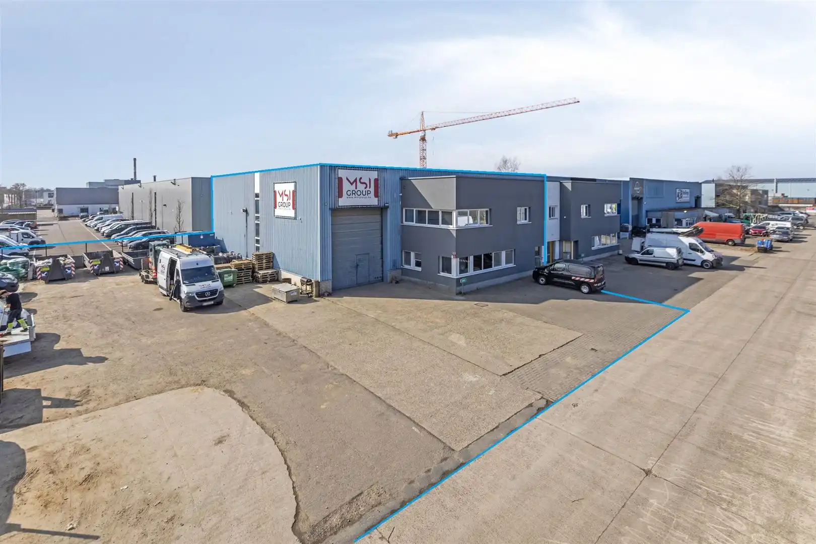 TE HUUR: Bedrijfsgebouw met kantoren te Houthalen! foto {{pictureIndex}}