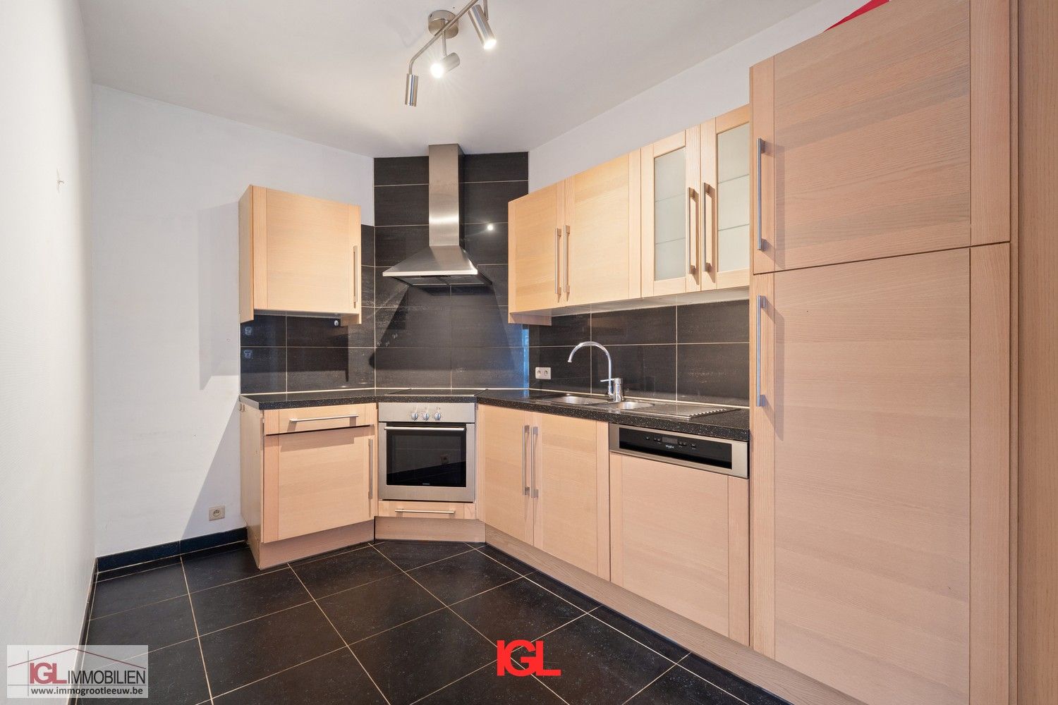 Ruim en licht appartement met 3 slaapkamers, groot terras en garage nabij centrum Sint-Pieters-Leeuw foto 8