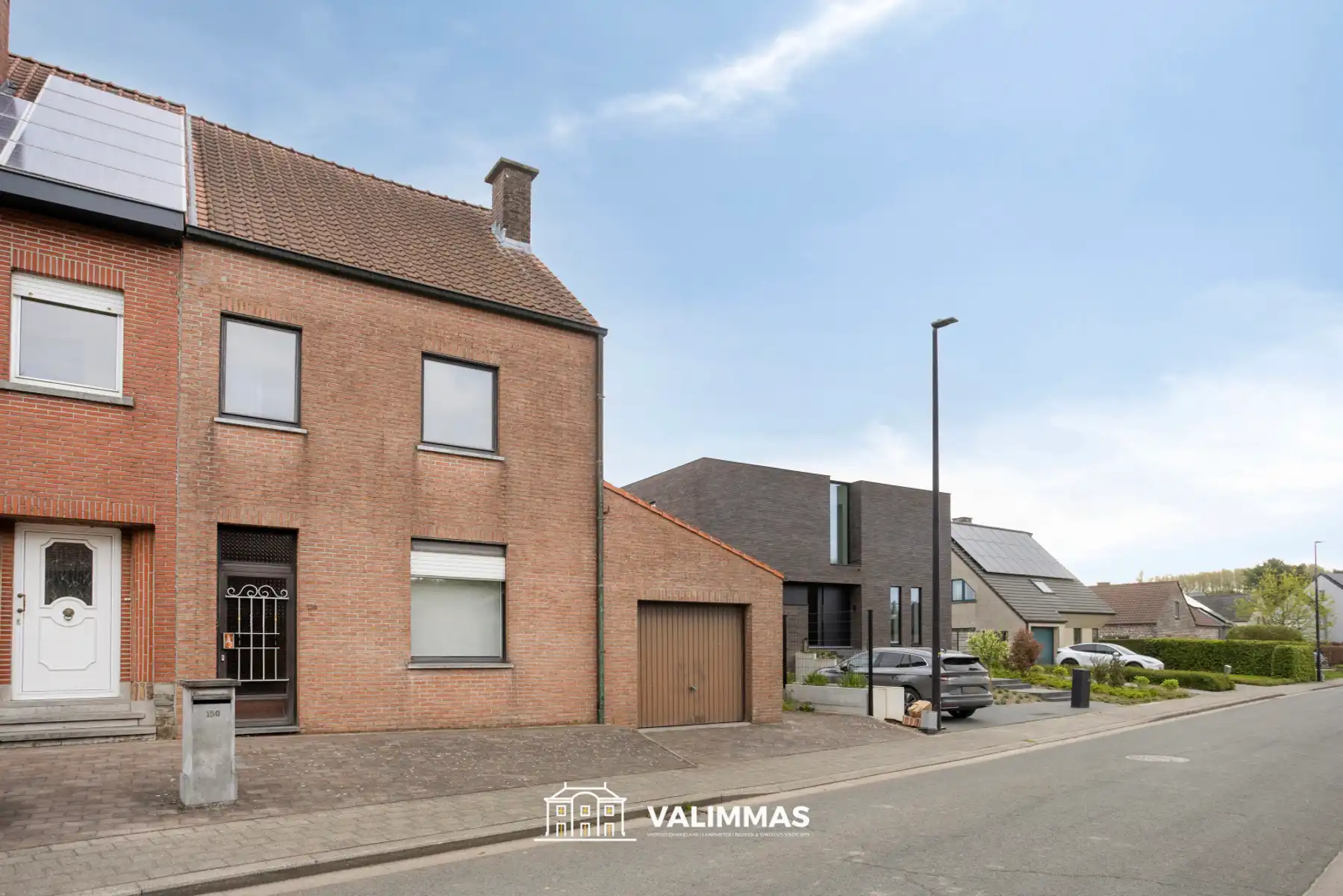 Een driegevelwoning met garage en grote tuin, op ± 26 are ! foto 3