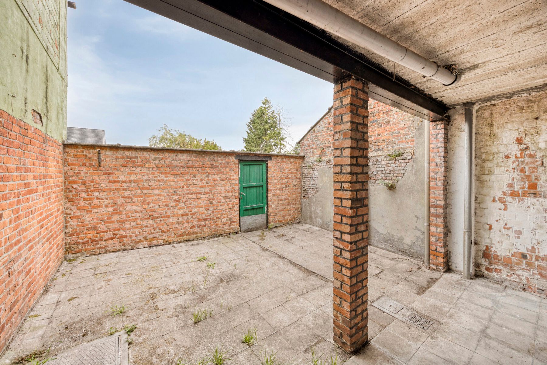 Te renoveren woning (3 slpk) met tuin. foto 11