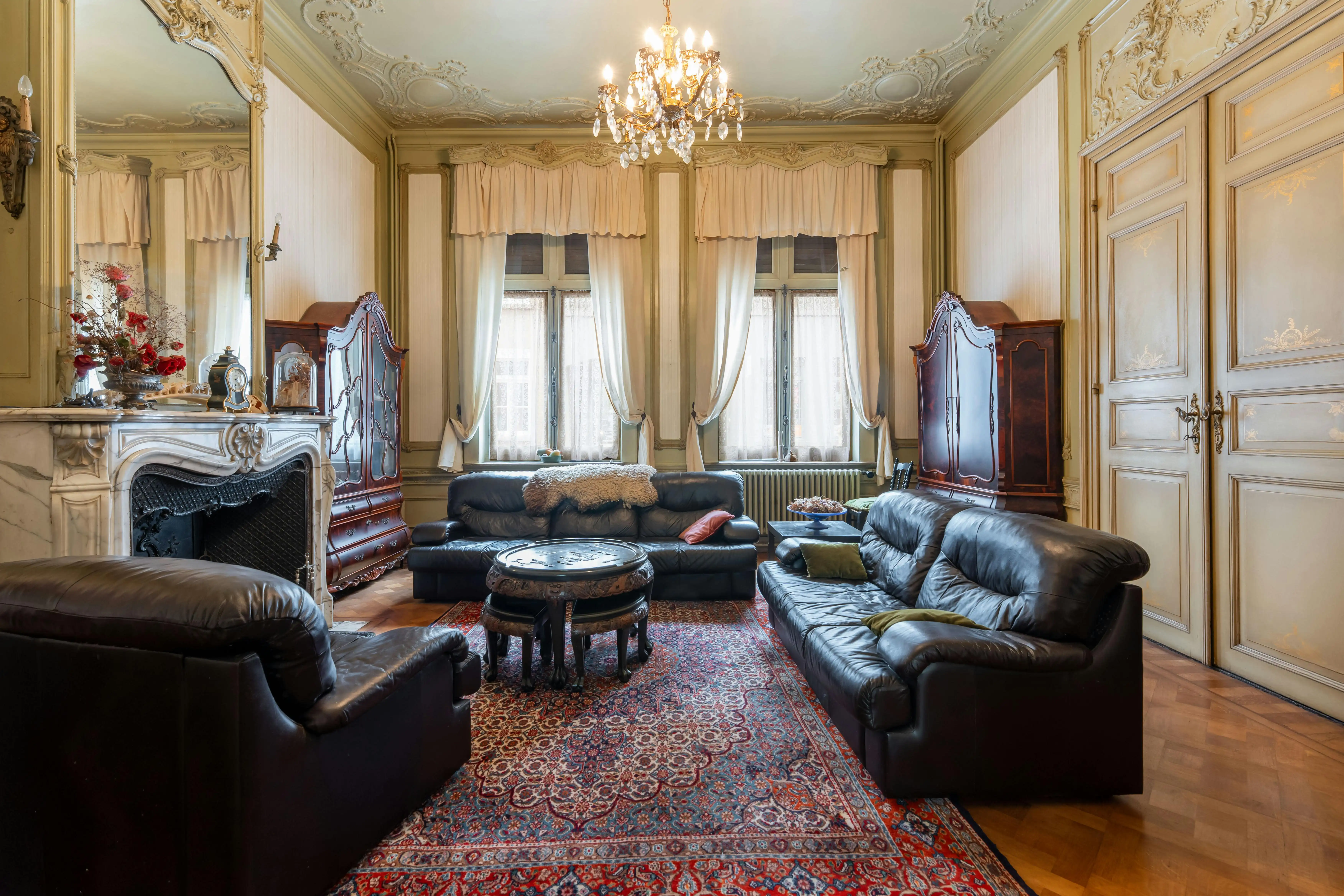 Exclusief neogotisch herenhuis met tuin in historisch Brugge foto 5