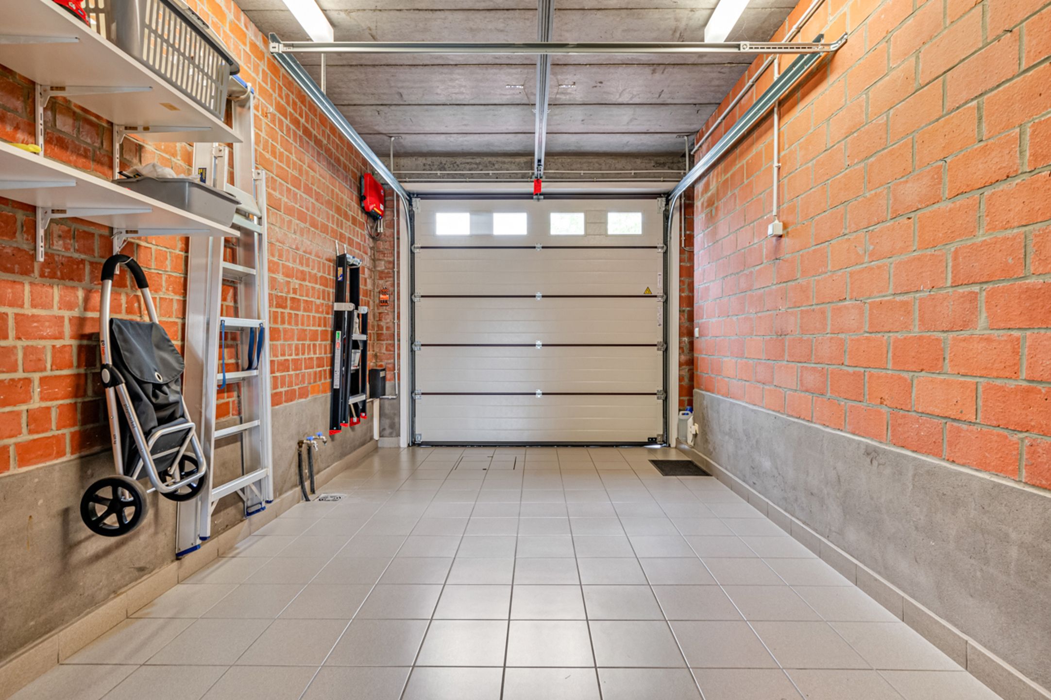 Zeer ruime burgerwoning met aparte dubbele garage & grond foto 12