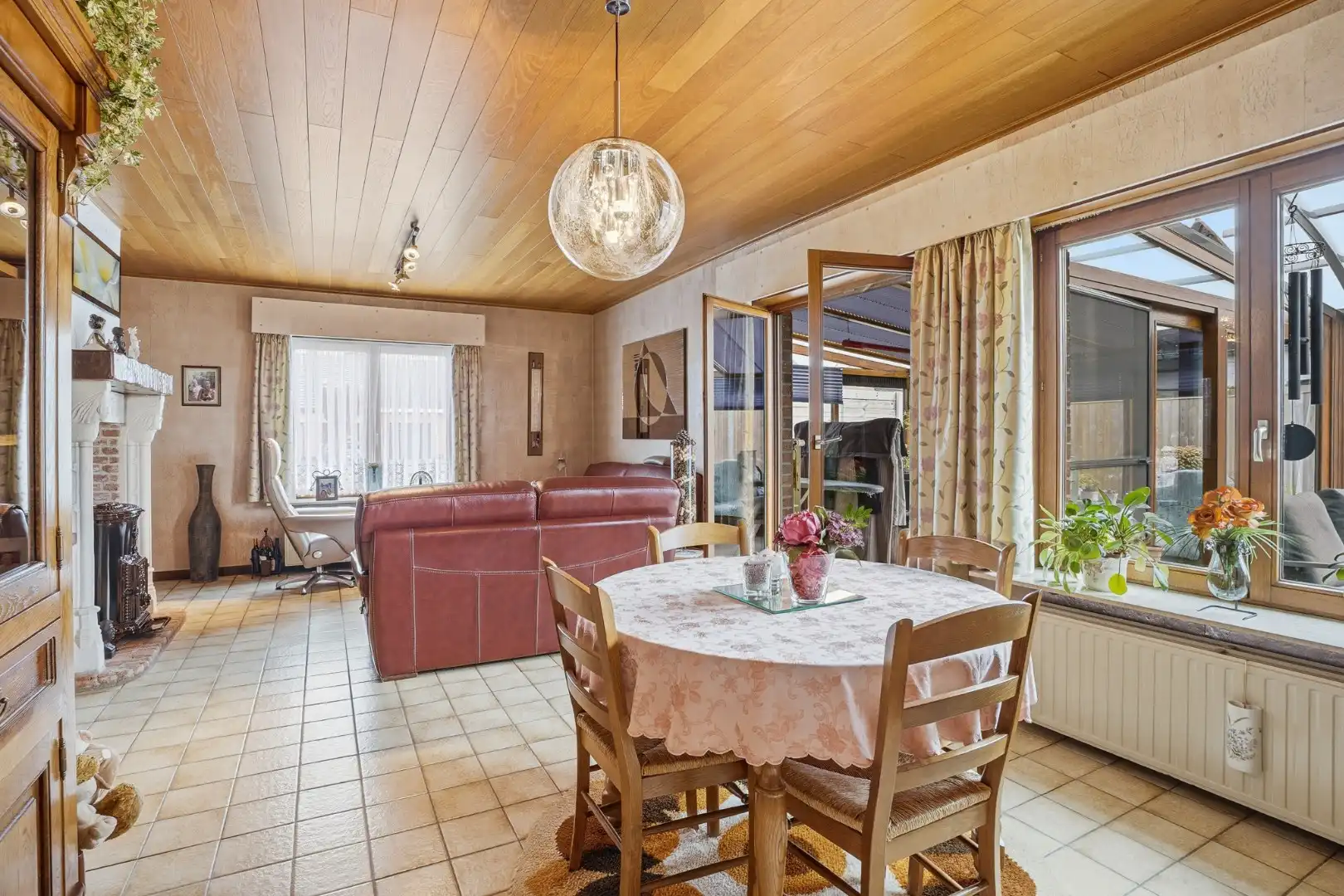 Alleenstaande bungalow met garage en tuin  op 684 m² foto 6