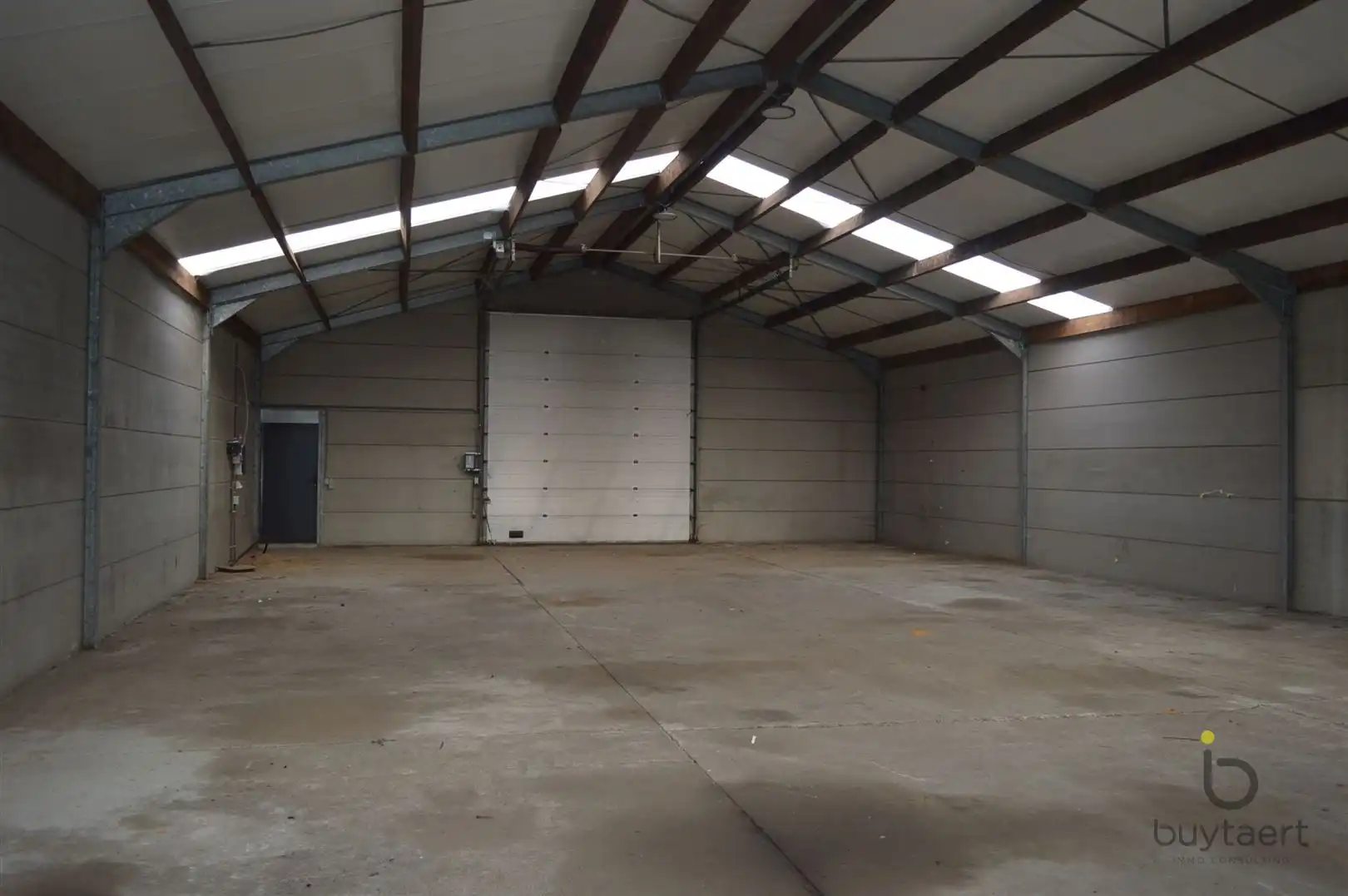 Ruime loods met drijfkracht op beton te Kalmthout foto {{pictureIndex}}