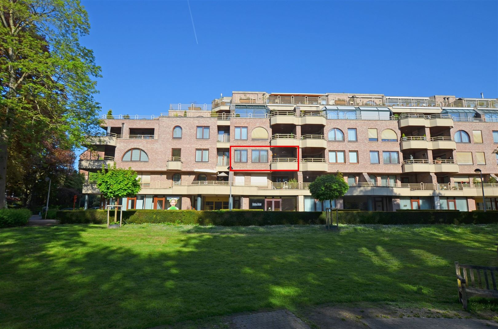 Ruim appartement met drie slaapkamers. foto {{pictureIndex}}