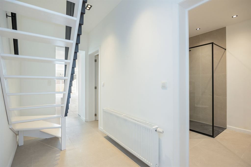 Prachtig gerenoveerde, lichtrijke woning foto 11