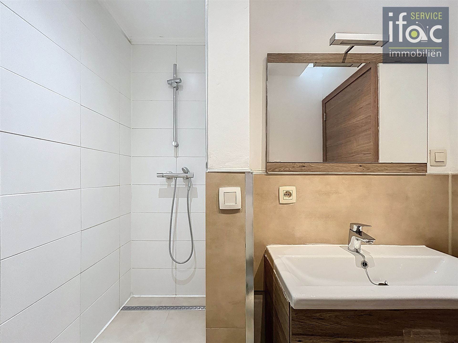 Aangename volledig gerenoveerde 1-slaapkamer duplex + bureau foto 6