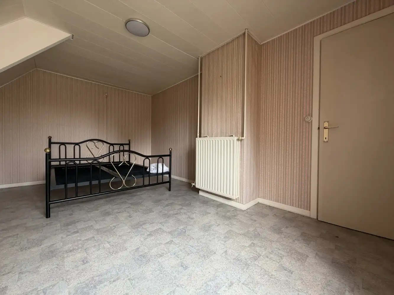 Op te frissen alleenstaande woning met riante tuin foto 14