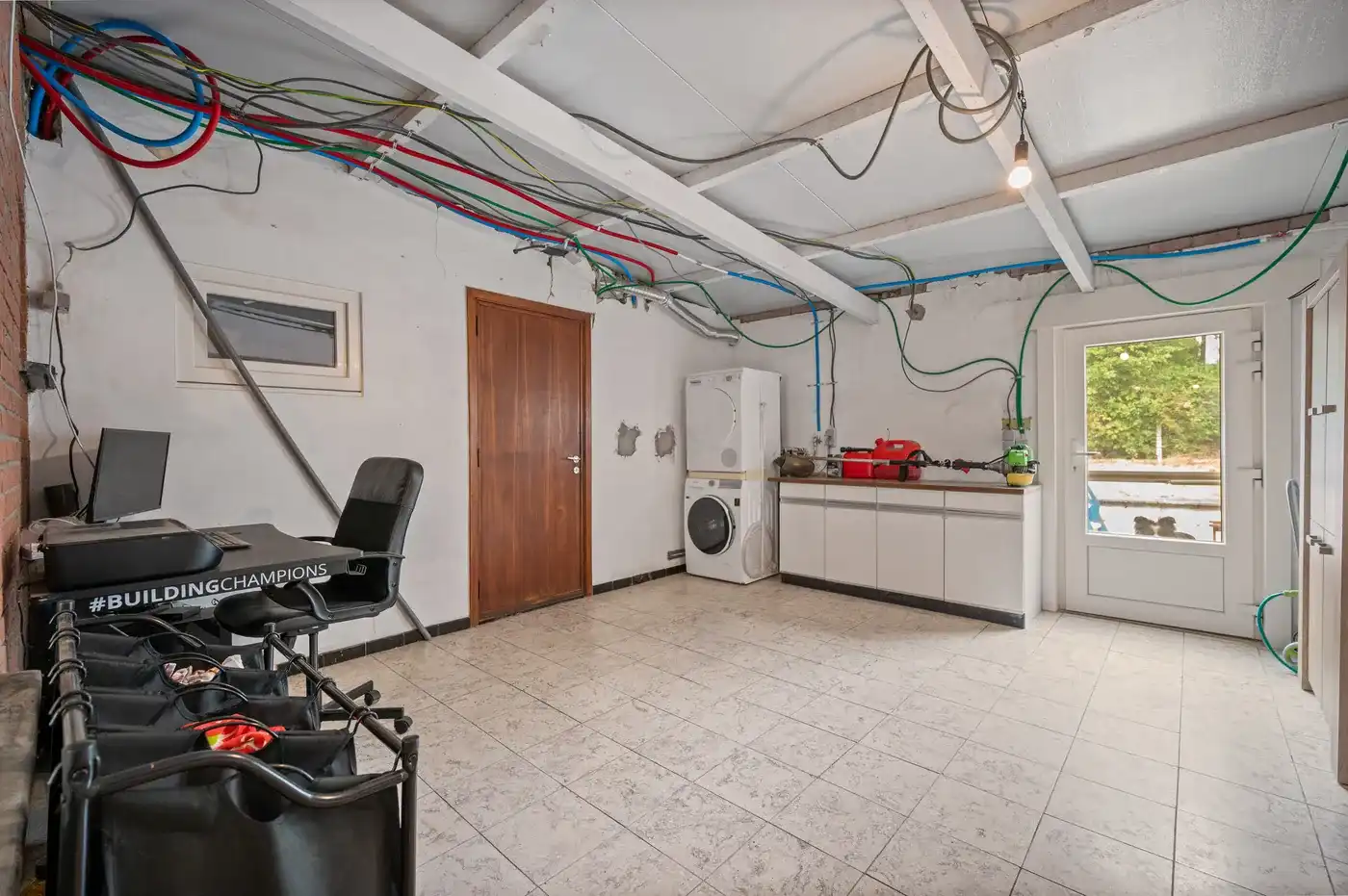 Half te renoveren rijwoning met 3 slpks met tuin, terras en 4 parkeerplaatsen. foto 17