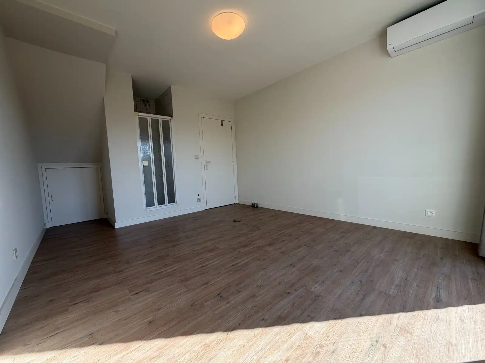 UNIEK DUPLEXAPPARTEMENT MET 2 RUIME TERRASSEN, AUTOSTAANPLAATS EN PRACHTIG UITZICHT OP DE MARKT VAN DEINZE! foto 21