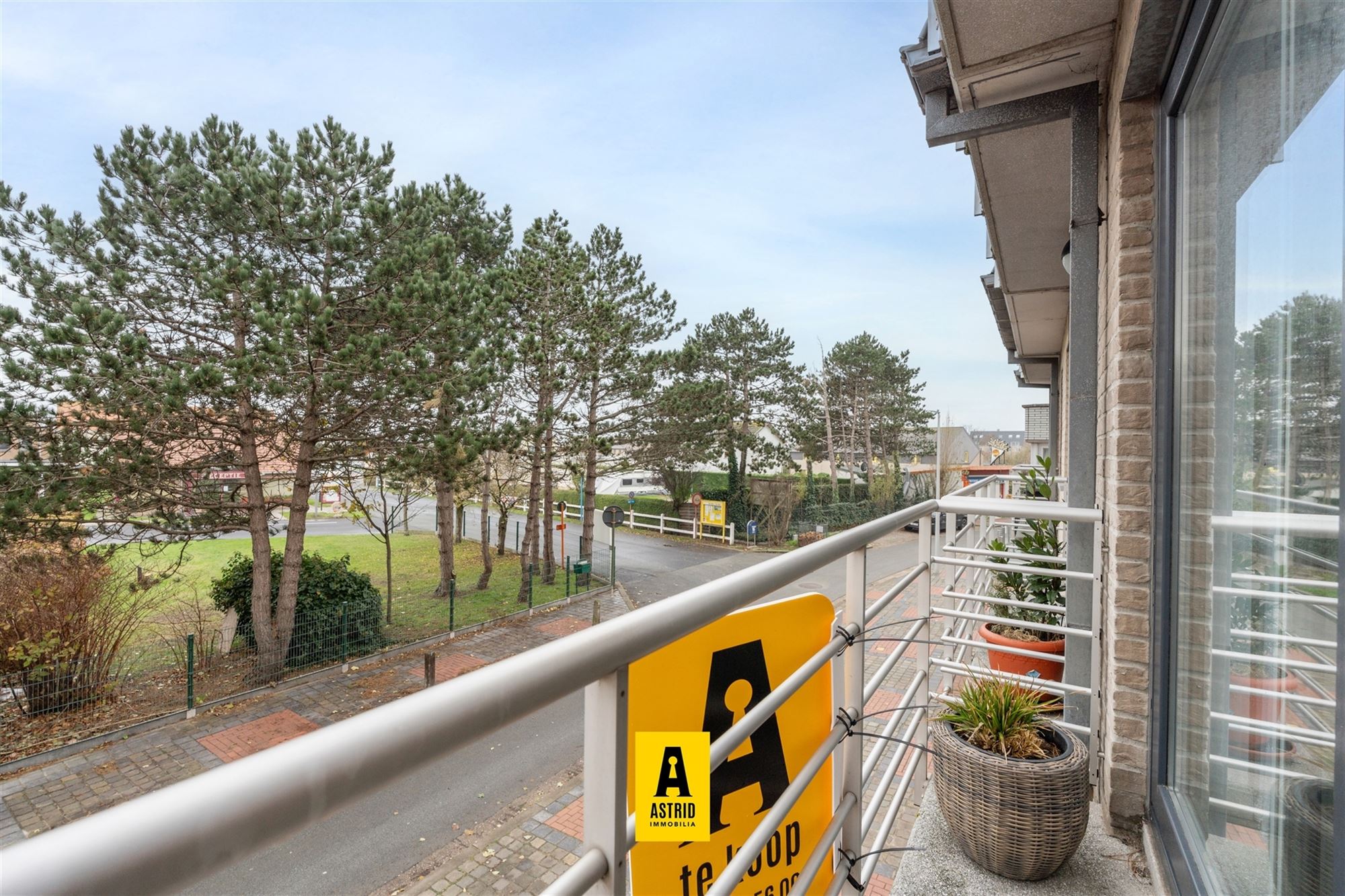 Instapklaar zonnig 2-slaapkamerappartement en garage in Bredene foto 3