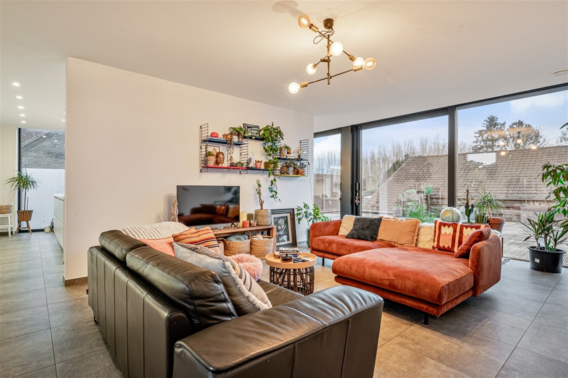 Veelzijdig gebouw bestaande uit woonst met 4 slpks, tuinloft met 1 slpk en handelspand/kantoorruimte foto 8