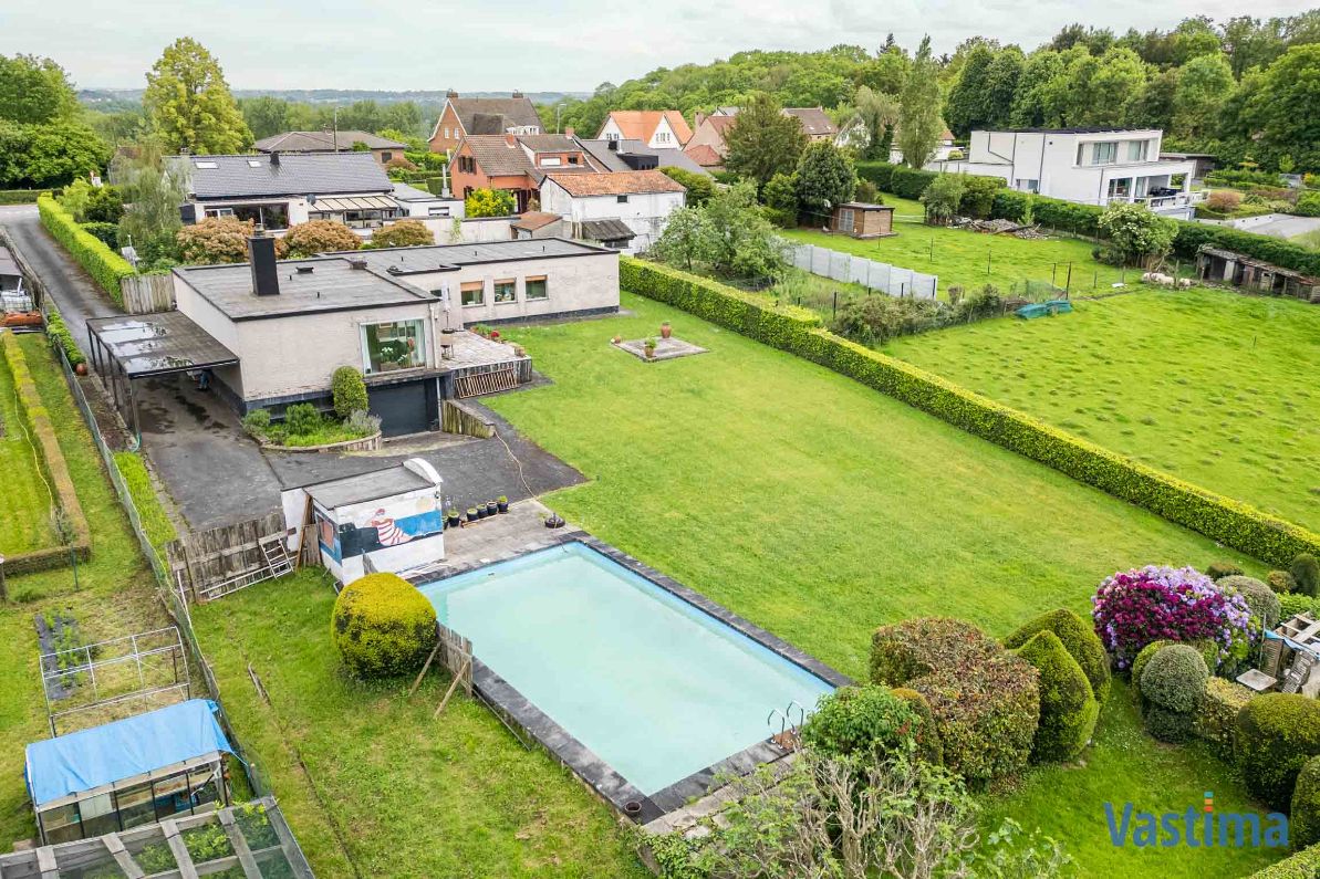 Modernistische Villa met zwembad in een oase van groen foto 2