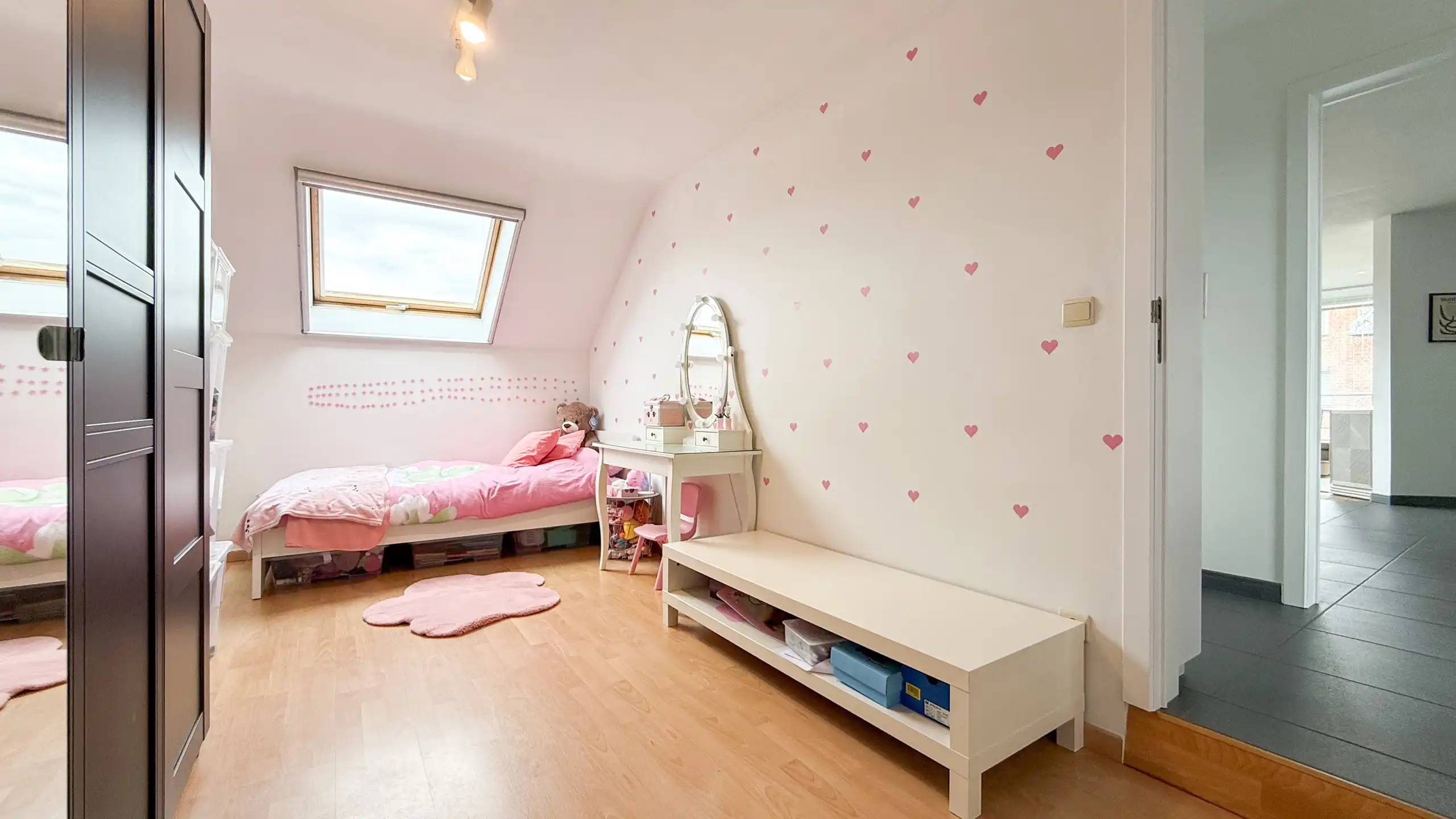 Zeer ruim appartement met 4 slaapkamers en parking in Tuilt! foto 26