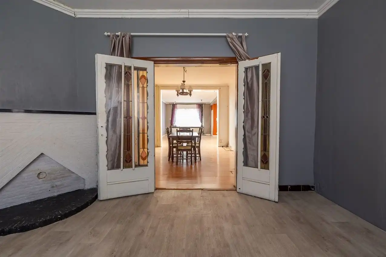 Ruime woning met zuidgerichte tuin en garage in rustige straat nabij centrum. EPC C en 5+ slaapkamers. foto 6