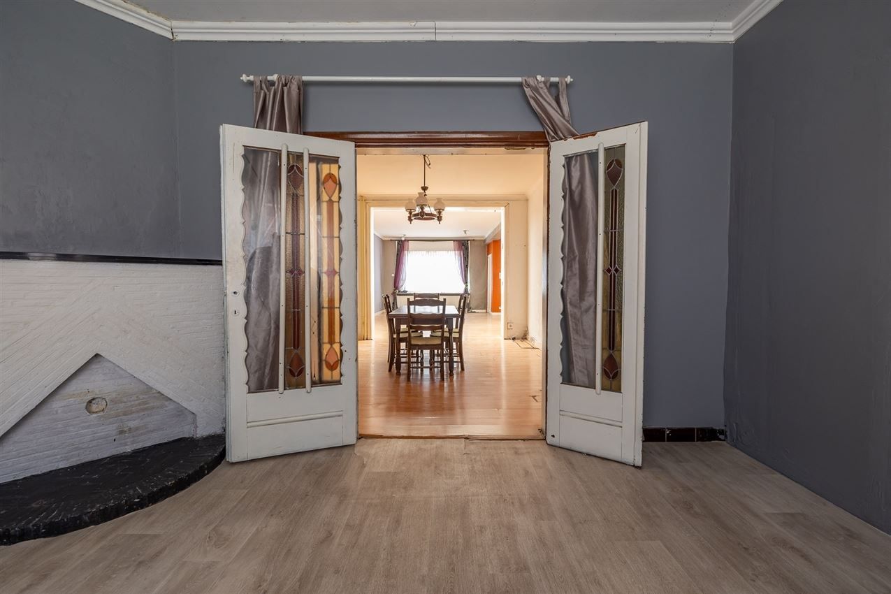 Ruime woning met zuidgerichte tuin en garage in rustige straat nabij centrum. EPC C en 5+ slaapkamers. foto 6