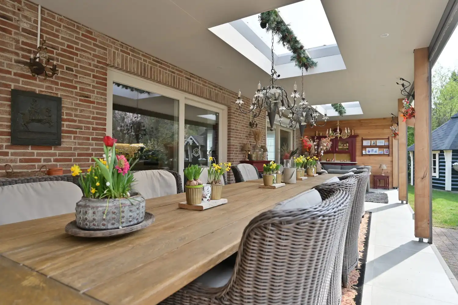 Exclusieve, compleet ingerichte bungalow op unieke bosrijke ligging, met prachtig overdekt terras en ruime kelder foto 6