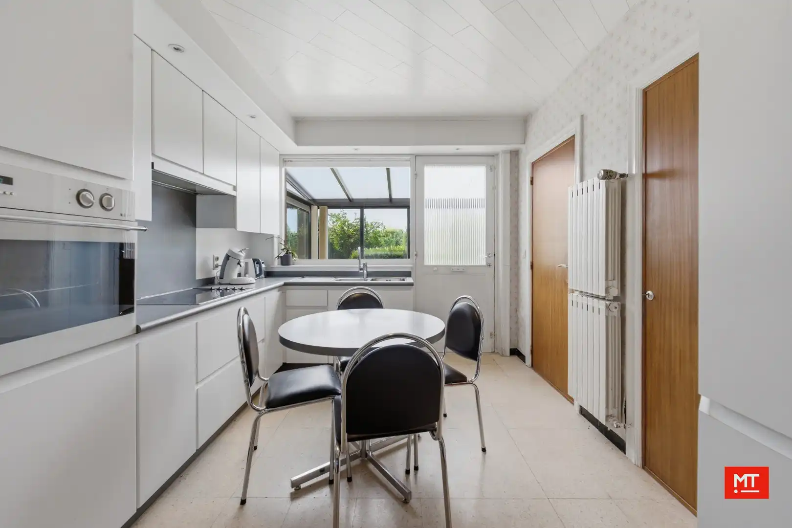 Kloeke te renoveren woning met 4 slaapkamers, grote tuin en garage in het centrum van Langemark foto 8