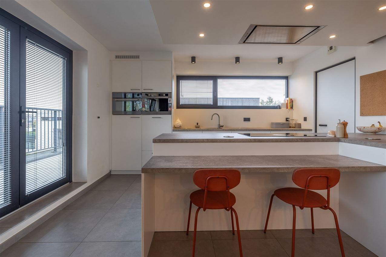 Penthouse met 3 slpk., riant terras, autostaanplaats en kelderberging foto 9