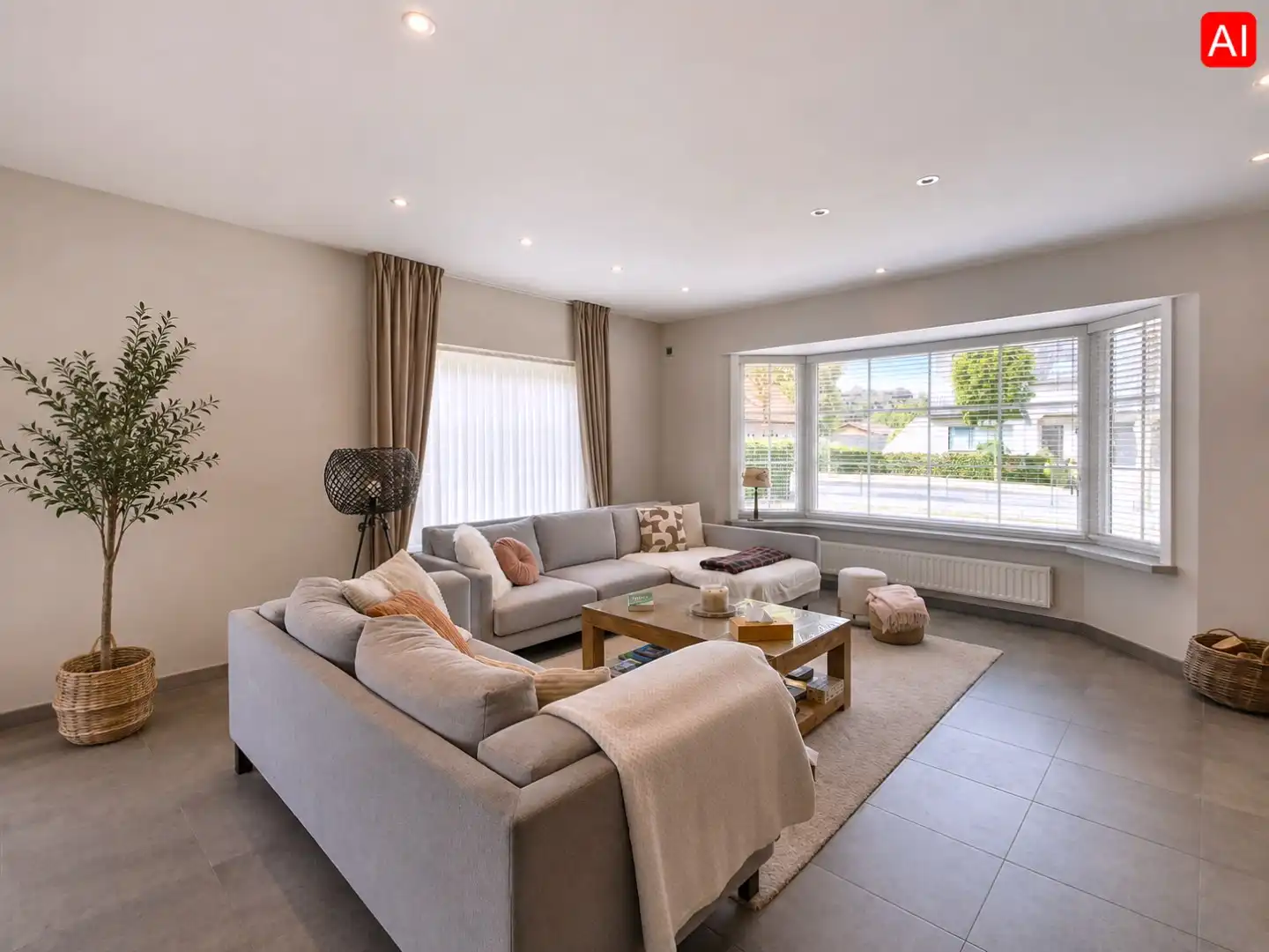 KARAKTERVOLLE WONING MET ZONGERICHTE TUIN | 4 SLPKS | 2 GARAGES foto 2