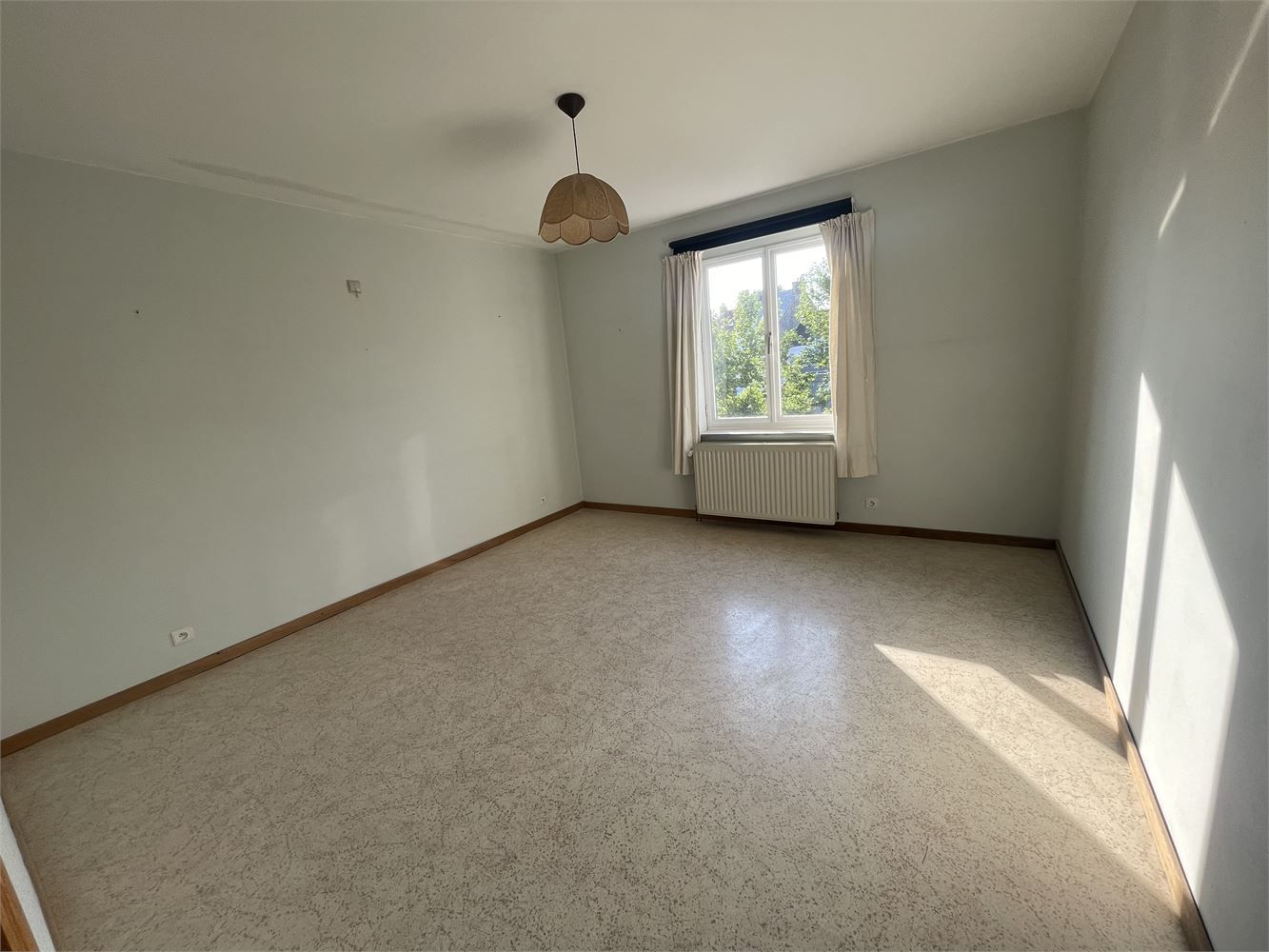 Sint-Andries,ruim zonnig vernieuwd energiezuinig appartement van 128 m2 , living van 47m2, 2 slaapkamers en open bureau foto 11
