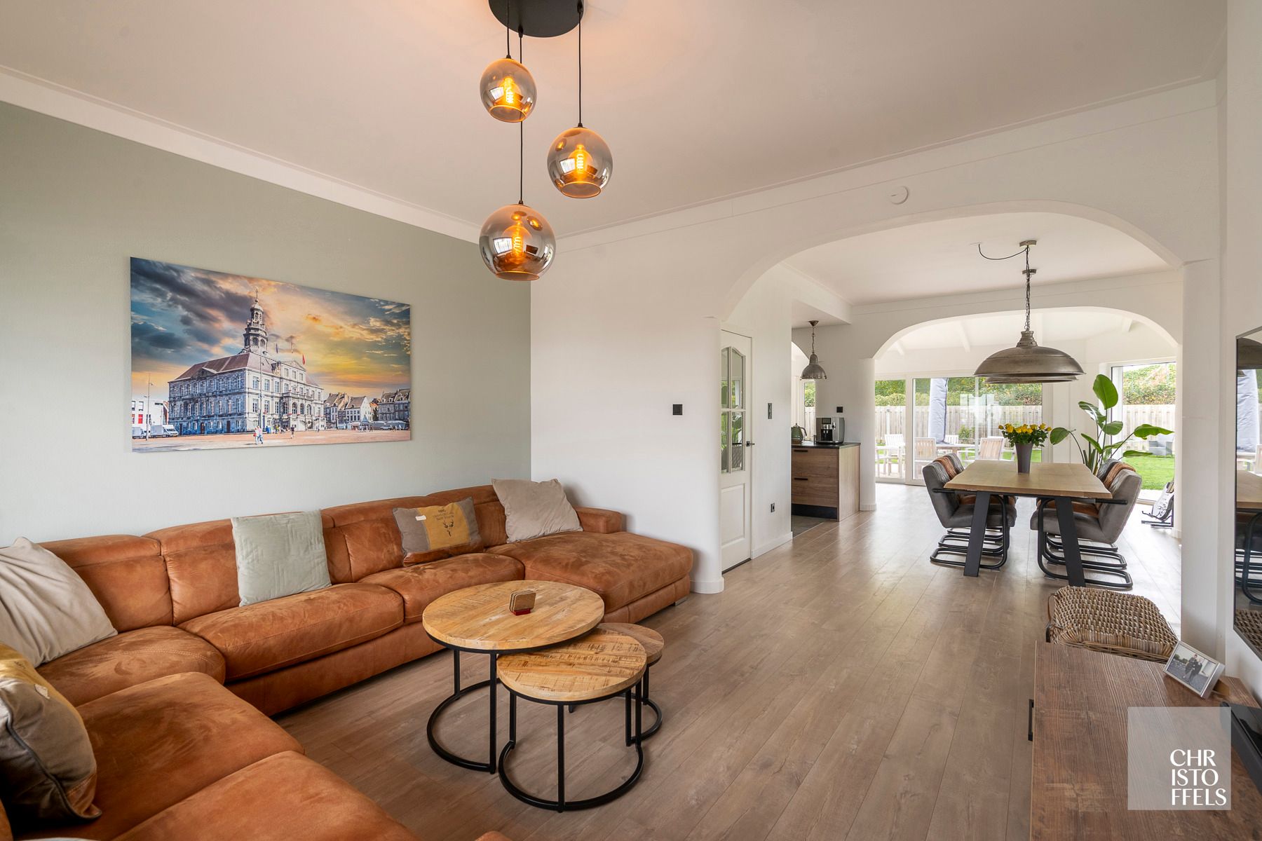 Uitzonderlijk ruime (440m²!) en volledig gerenoveerde woning met commerciële topligging en tal van mogelijkheden in Lanaken! foto 2