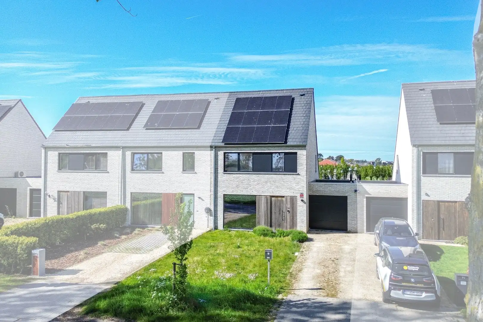 Moderne en energiezuinige halfopen bebouwing (2020) met 4 slaapkamers in Vosseslag, De Haan foto {{pictureIndex}}