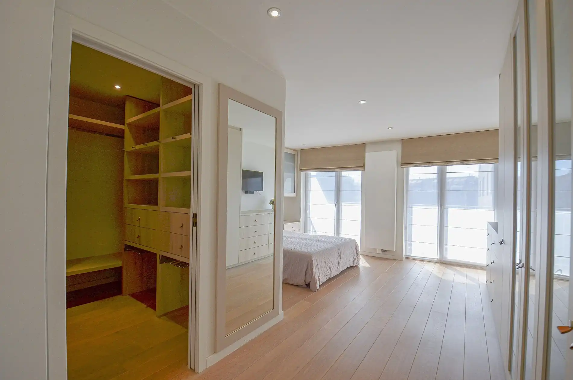 Topaanbieding – Uitzonderlijk ruim appartement gelegen in een stijlvolle residentie. foto 25