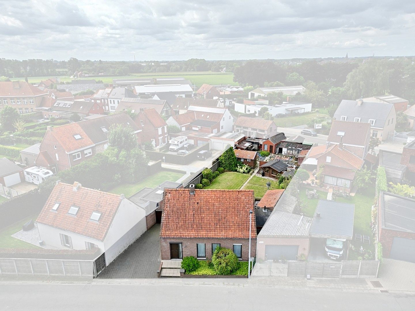 Hoofdfoto van de publicatie: Rustig gelegen woning met 3 SLPK's en garage op 769 m²!