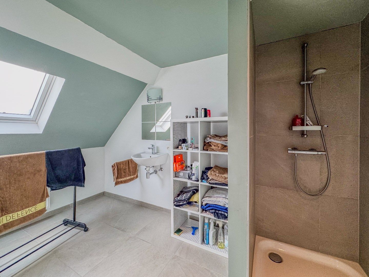 Ruime rijwoning met 3 slaapkamers en grote garage. foto 9