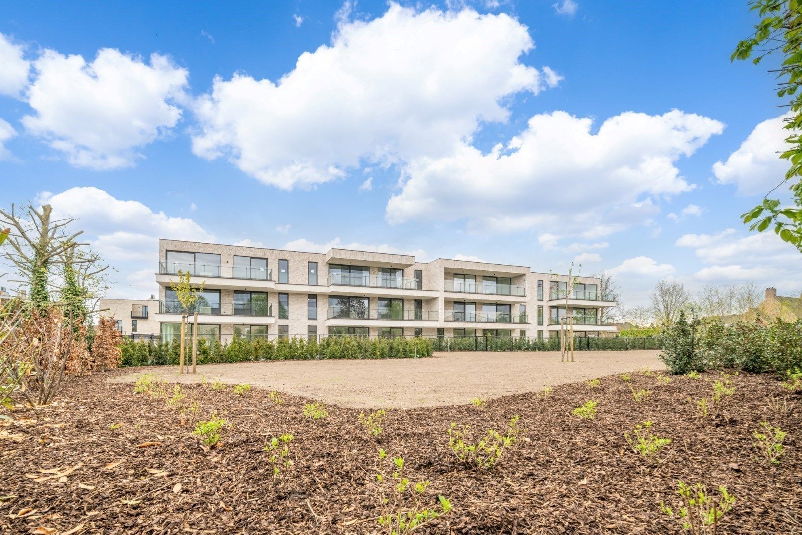 Mooi zeer recent appartement op de tweede verdieping met terras in Zonhoven-centrum foto 4