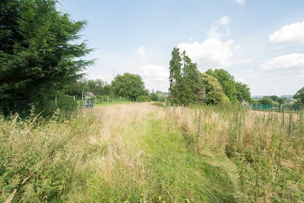 Ruime driegevelwoning in goede staat van onderhoud met 3 slaapkamers, grote tuin en aanbouw te bereiken via zij-ingang (rechts naast de woning), op een perceel van meer dan 18 are foto 13