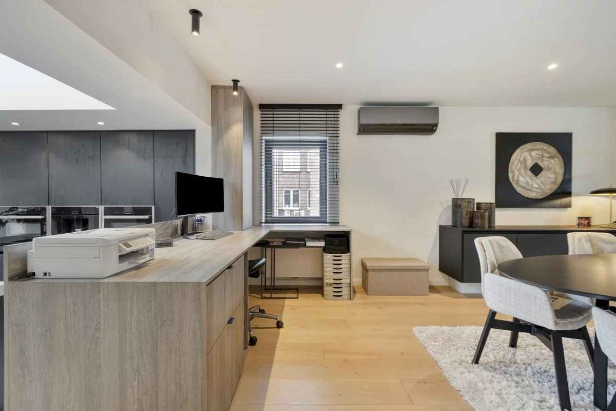 Zeer ruim handelspand met tuin en exclusief triplex  appartement met privé-lift en 2 slaapkamers, garage en staanplaats. foto 9