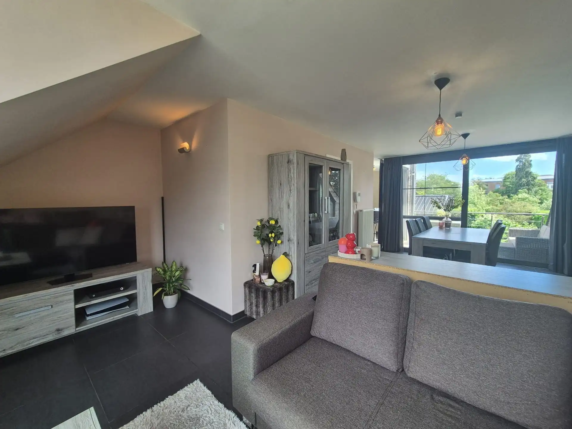 Zeer mooi en comfortabel appartement gelegen op tweede verdieping rechts van de residentie. foto 7