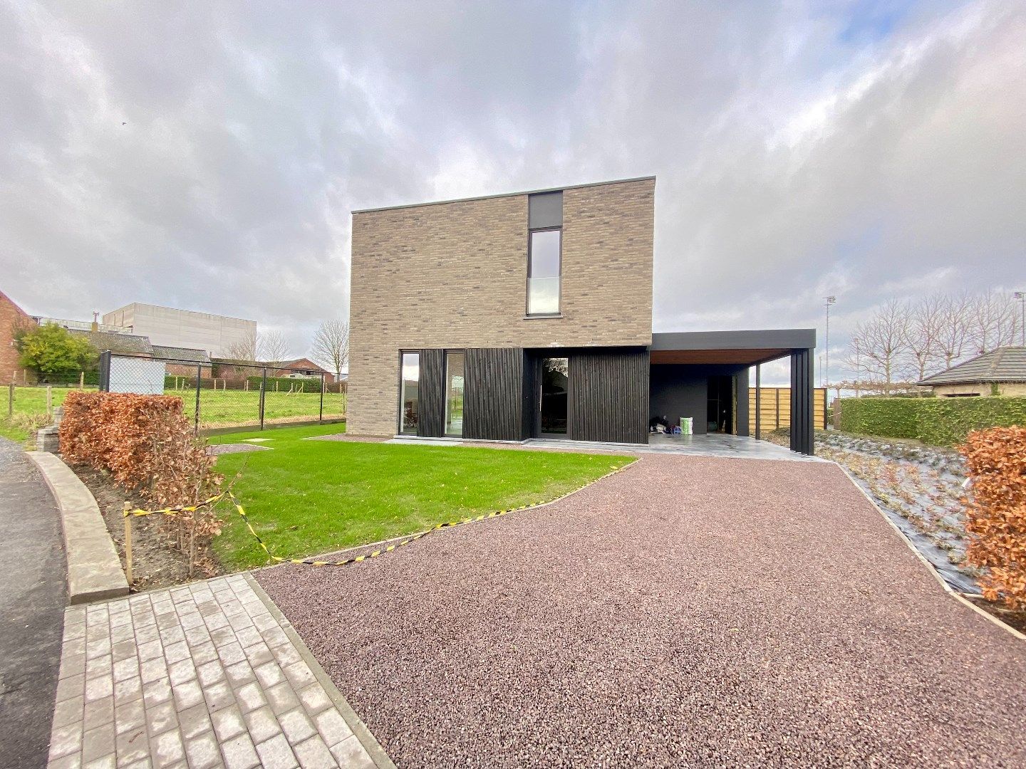 Strakke, alleenstaande nieuwbouw woning met 3 slaapkamers en zongerichte tuin foto {{pictureIndex}}