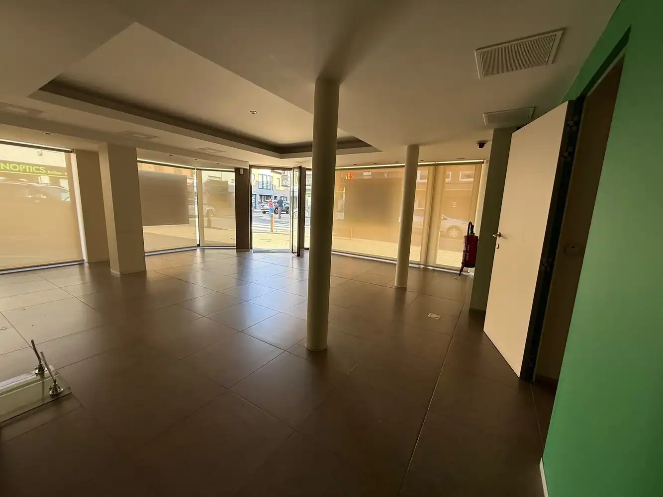 Instapklaar en strategisch gelegen kantoor-/praktijkpand (170 m²) met 6 autostaanplaatsen op toplocatie in Ninove foto 5
