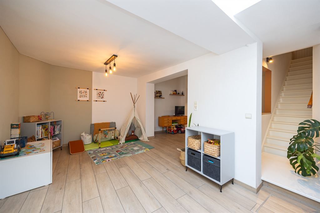 Leuke starterwoning met carport foto 11