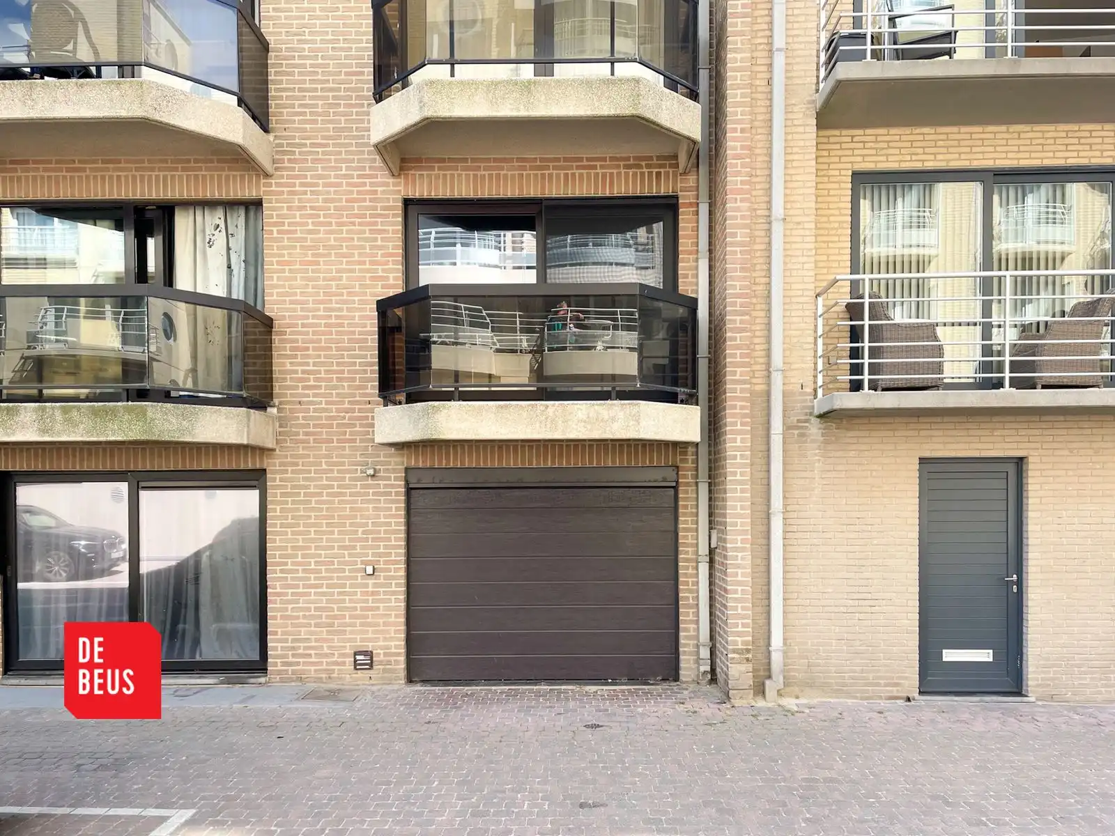 Vlot toegankelijke garagebox vlakbij zeedijk en strand foto {{pictureIndex}}