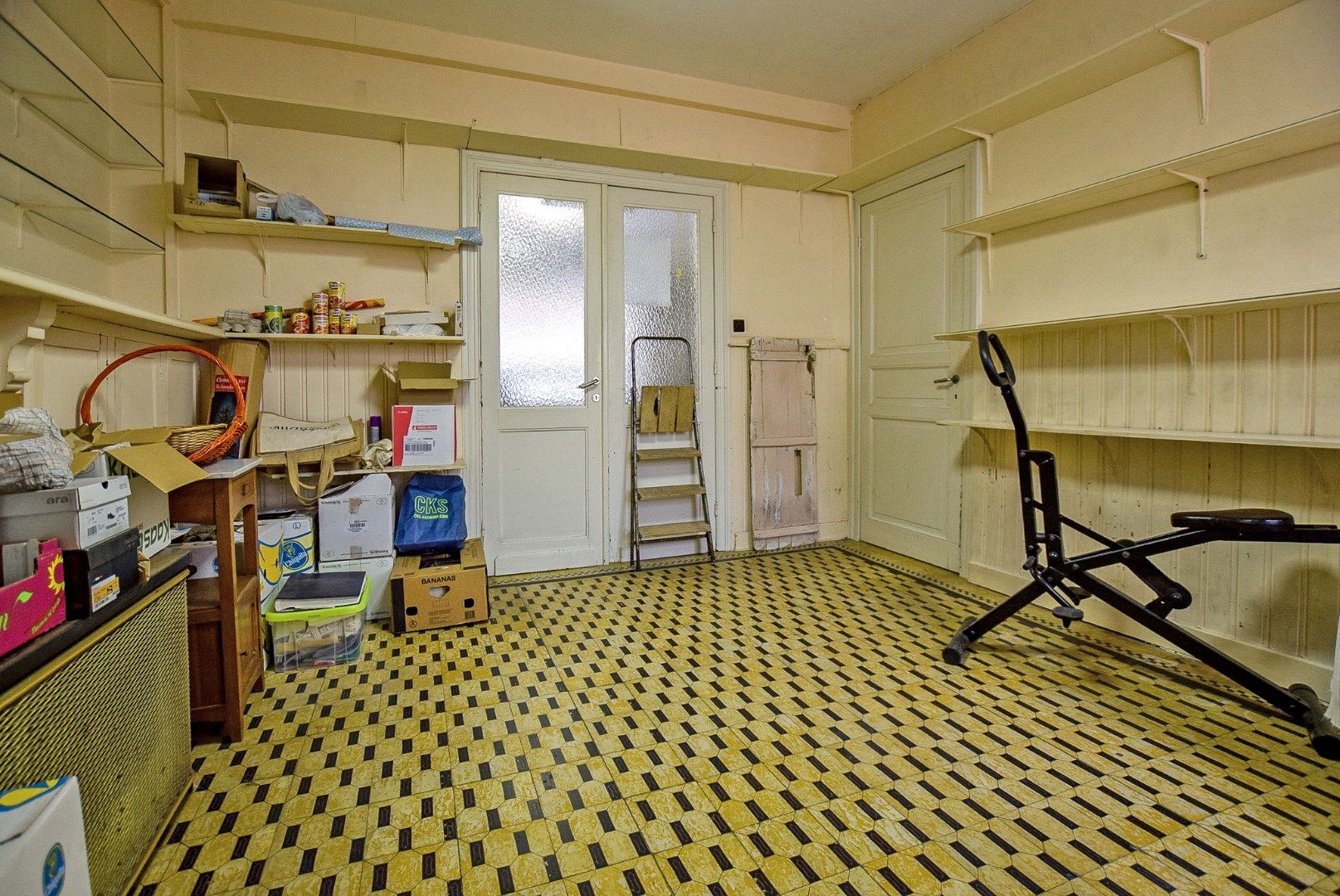 Goed gelegen te renoveren rijwoning bestaande uit een voorgebouw en achterbouw, pal in het centrum van De Panne.  foto 4