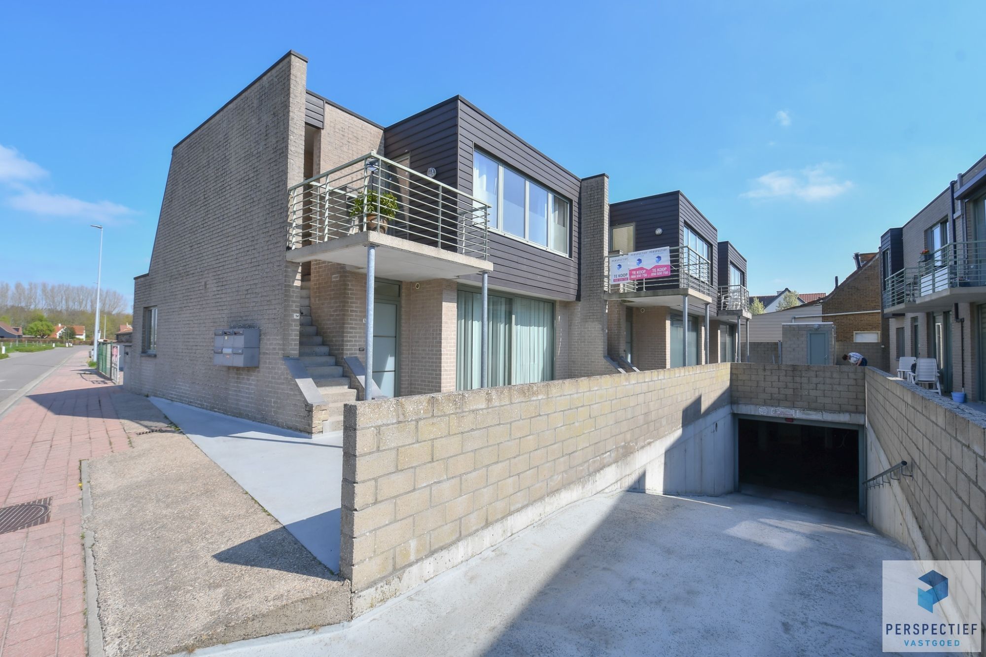 INSTAPKLAAR 2 slaapkamer appartement met terras incl. AUTOSTAANPLAATS en kelder foto 2