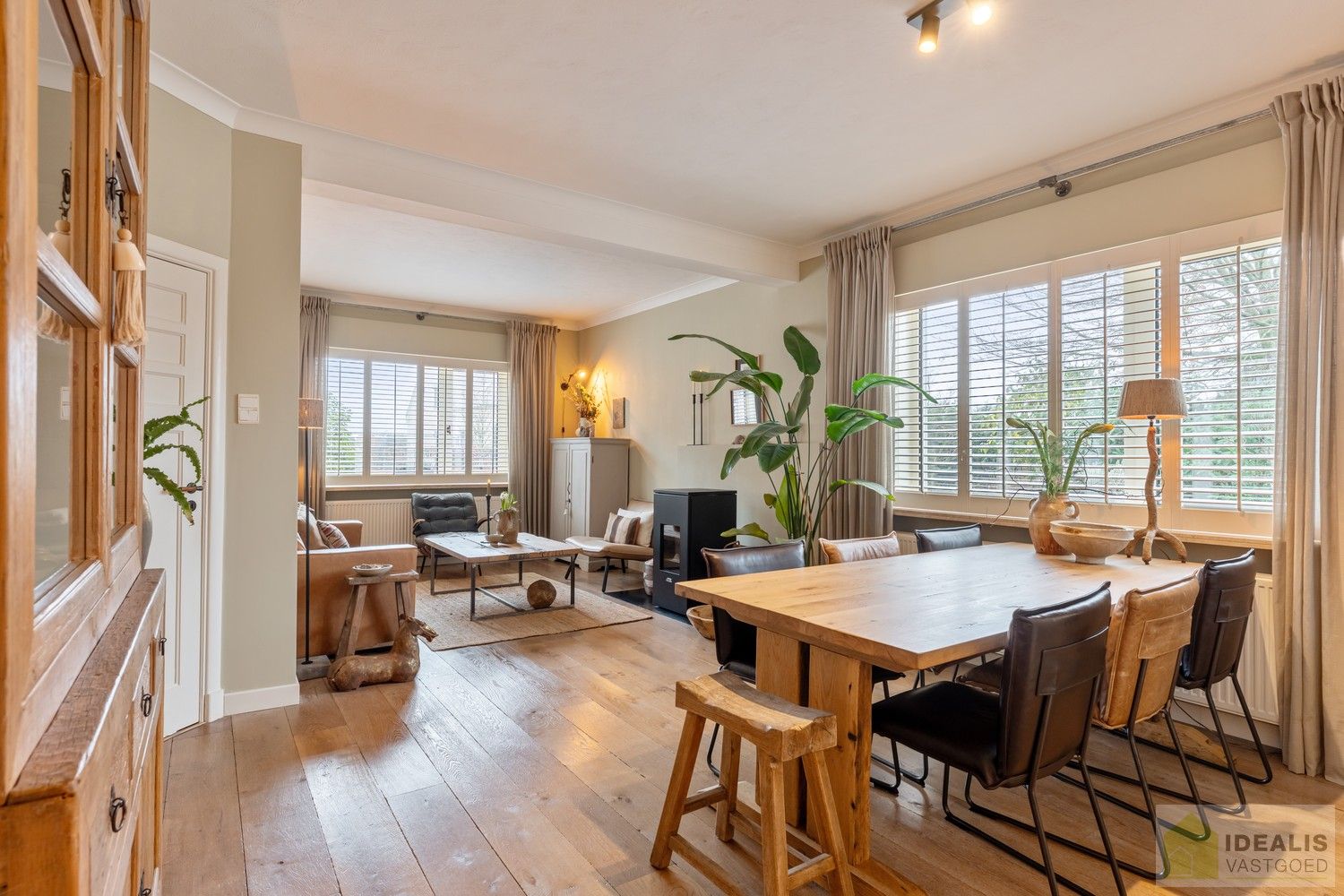 IDEALIS VASTGOED – Prachtige, stijlvolle woning met een aangename 123m² als bewoonbare oppervlakte. De woning omvat een lichtrijke ruime woonkamer voorzien van een pellet kachel en met een prachtige parketvloer dewelke overgaat in de keuken en 3 slaapkamers op een ruim en prachtig aangelegd perceel van 7a 42ca. Dit alles gelegen in een heerlijk rustige straat, op enkele minuten zowel van de centra van Pelt als Achel, doch ook op een steenworp van de Nederlandse grens, dichtbij Valkenswaard en Eindhoven. foto 6